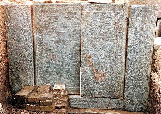 襄阳团山镇发现两座汉代墓葬 墓门上雕刻斗虎图