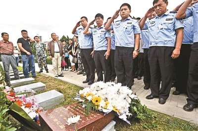 港爆炸事故的烈士,烈士贾乃源是天津港公安局消防支队五大队消防员,他
